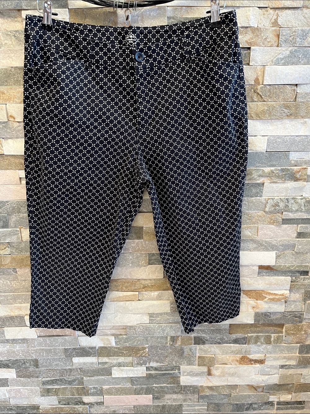St. John's Bay Black and White Geometric Capri Pants